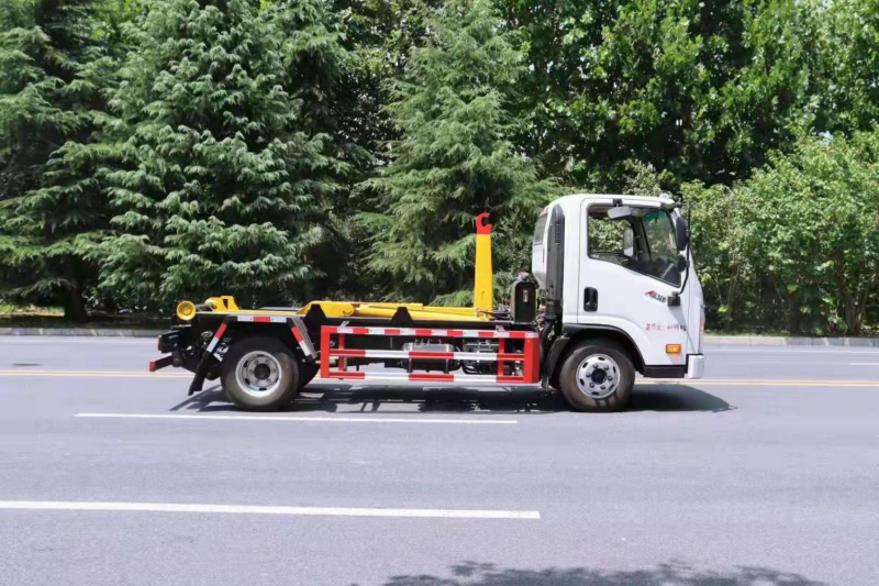 華通牌大運(yùn)藍(lán)牌勾臂垃圾車