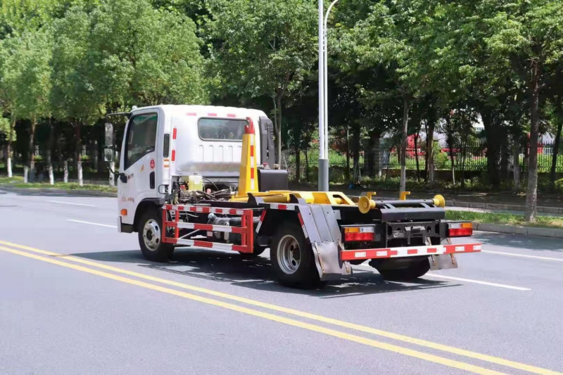 華通牌大運(yùn)藍(lán)牌勾臂垃圾車