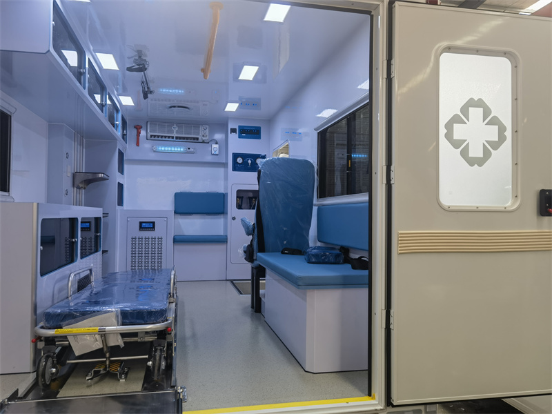 華通牌依維柯歐霸四驅(qū)方艙救護(hù)車